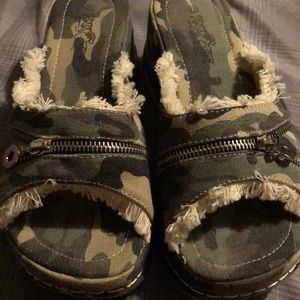 Pink toe wedges camo